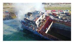 Kartal'da kıyıya vuran hurda gemide yangın