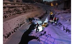 Maltepe'de buzlanan yolda kayan araç dereye uçtu