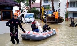 Manavgat'ta dere taştı, evlerini su basanlar botla kurtarıldı