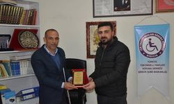 MUHTAR MEHMET ŞAHİN `E TÜRKİYE TÜM ENGELLİ HAKLARI KORUMA DERNEĞİNDEN TEŞEKKÜR PLAKETİ VERİLDİ 