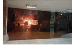 Pendik'te polis aracı yandı, alevler hastanenin arşiv binasına sıçradı