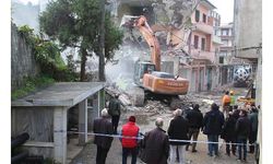 Rize'de dere yatağında selin vurduğu binalar yıkılıyor