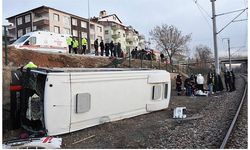 Servis midibüsü tren yoluna devrildi: 15 yaralı