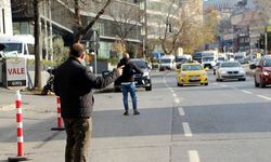 Taksi bekleyenlerin eli havada kaldı