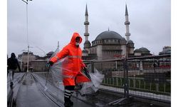 Taksim Meydanı’nda rüzgar ve yağmur zor anlar yaşattı