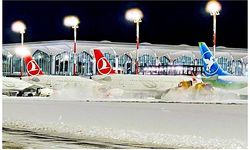 Uçaklar havada tur atıyor 