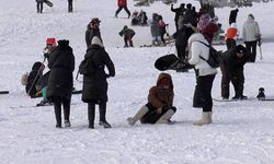 Uludağ'da kayak pistlerinde selfi, kızak, poşet tehlikesi