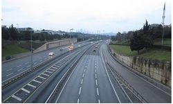 Yılın ilk günü İstanbul'da yollar boş kaldı