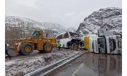 Yolcu otobüsü, devrilen TIR'a çarptı: 1 ölü, 27 yaralı