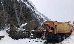 Zonguldak’ta heyelan; dev kayalar nedeniyle İstanbul yolu kapandı