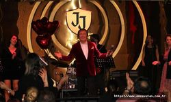 AŞK ŞARKILARI İLE BÜYÜLEDİ