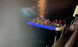 Ayvalık açıklarında Yunanistan'ın geri ittiği bottaki 31 göçmen kurtarıldı