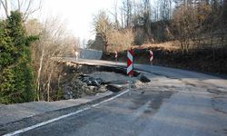 Bartın'daki yolda 8 noktada toprak kayması
