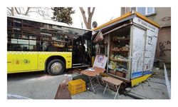 Beyoğlu'nda İETT otobüsü Halk Ekmek büfesine çarptı