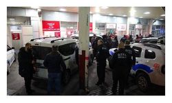 İzmir'de bıçaklı kavga: 1'i polis, 8 yaralı