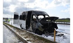 Japon turistlerin tur minibüsü, alev alev yandı 