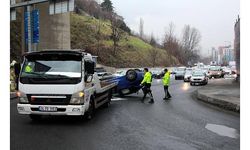 Kağıthane'de otomobil takla attı: 2 yaralı