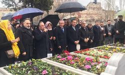 Mustafa Sarıgül ve partililer Necmettin Erbakan'ı mezarı başında andı