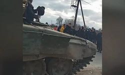 Ukrayna’da silahlanan siviller, Rus tankını durdurdu