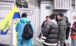 Ukraynalılar Yeşilköy'deki başkonsolosluğa geldiler