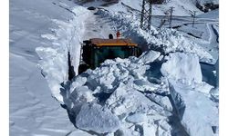 Üs bölgesinin yolu için 6 metrelik karda tüneller açıldı 