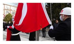 ALTIN MADALYA BAYRAKLA GÖNDERE ÇEKİLDİ