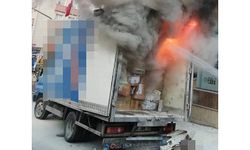 Avcılar'da kamyonetteki kargolar yandı
