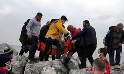 Avcılar sahilinde kayalıklara sıkışan kişiyi çevredekiler kurtardı