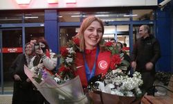 Bronz madalyalı milli güreşçiye coşkulu karşılama