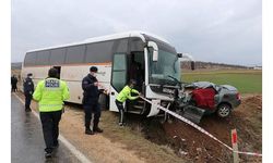 İşçi servis otobüsü ile otomobil çarpıştı: 3 ölü, 1 yaralı