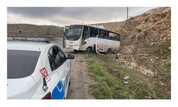İşçileri taşıyan midibüs devrildi: 15 yaralı