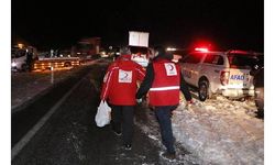 Karda mahsur kalanlara Kızılay ve AFAD yiyecek dağıttı