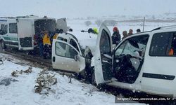 Mardin'de 2 araç çarpıştı: 3 ölü, 6 yaralı