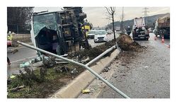 Tuzla’da servis midibüsü devrildi