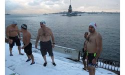 Üsküdar Sahilinde kar altında deniz keyfi 
