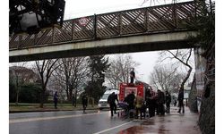Üst geçitten düştü, ilk müdahaleyi yoldan geçen doktor yaptı