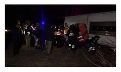 Yolcu otobüsü şarampole devrildi: 2 ölü, 32 yaralı