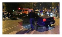 Kadıköy'de iki otomobil çarpıştı: 3 yaralı