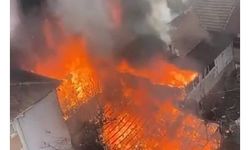 Kebapçıda çıkan yangın evlere ve itfaiye aracına sıçradı