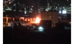 Sancaktepe'de galeride park halindeki TIR alev alev yandı