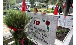 Şehit polisin mezarındaki plaketler duygulandırdı