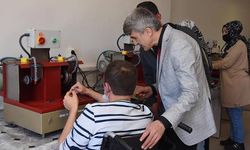 Taşlar engellilerin elinde takıya dönüşüyor