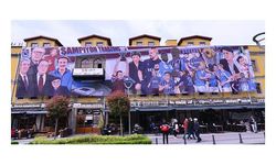 Trabzonspor taraftarları dev afişle şampiyonluğu resmetti