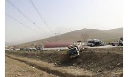 Van'da yolcu minibüsü, kamyona çarptı: 13 yaralı