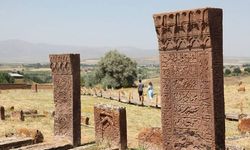 'Ahlat'taki mezar taşları Türk tarihini okumayı öğretiyor'
