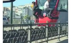 Çocukların tramvayda tehlikeli yolculuğu