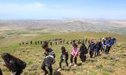 Erek Dağı'na zirve tırmanışı yapıp, halay çektiler