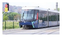 Eyüpsultan'da tramvayla otomobil çarpıştı