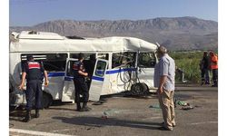 Mersin'de okul servisi ile TIR çarpıştı: 9'u öğrenci 11 yaralı 