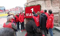 Taksim'e sendikalar çelenk bıraktı